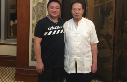 董事長(zhǎng)張小合（左）與湖南湘鄉(xiāng)建市市長(zhǎng)廖六如